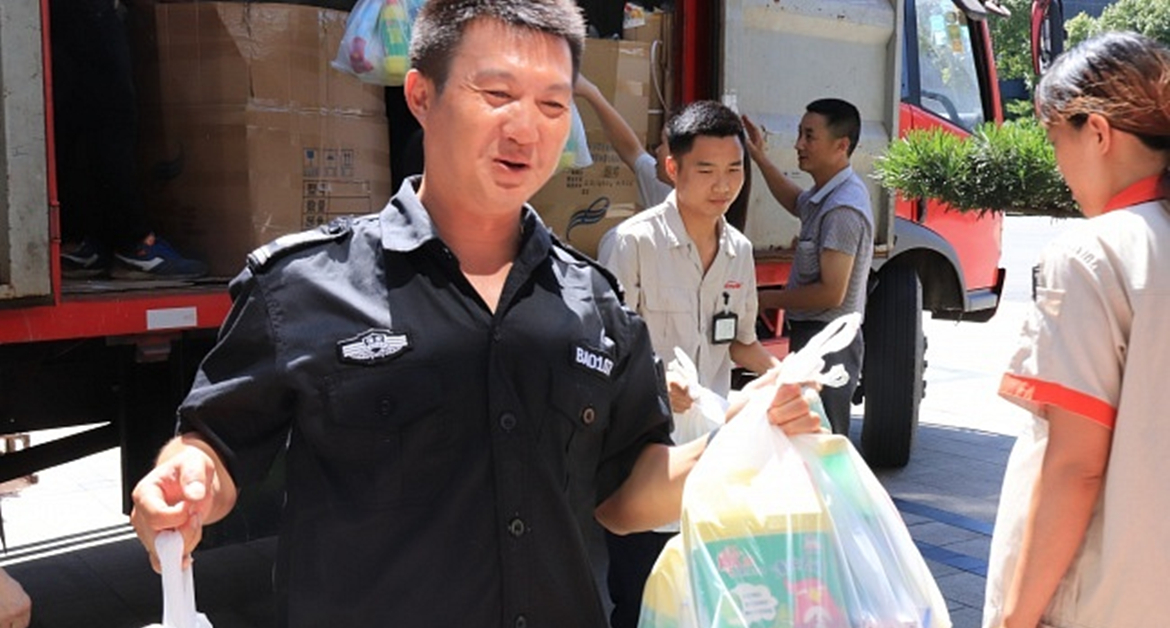 王店(diàn)鎮工(gōng)會(huì)王主席一(yī)行(xíng)前來(lái)鼎美(měi)慰問(wèn)