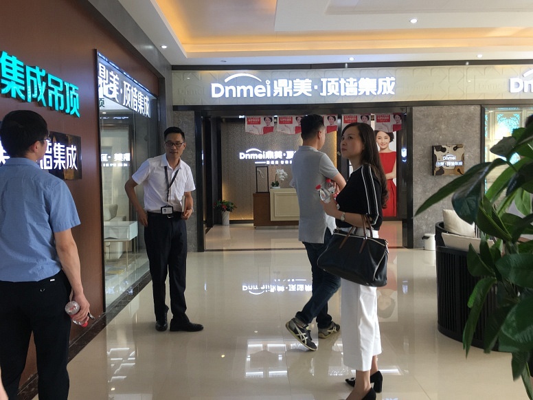 湯部長(cháng)一(yī)行(xíng)參觀鼎美(měi)産品展示區(qū)